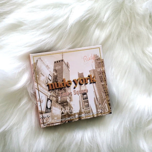 New York Times Square Face & Eyeshadow Palette - Picture 2 of 3